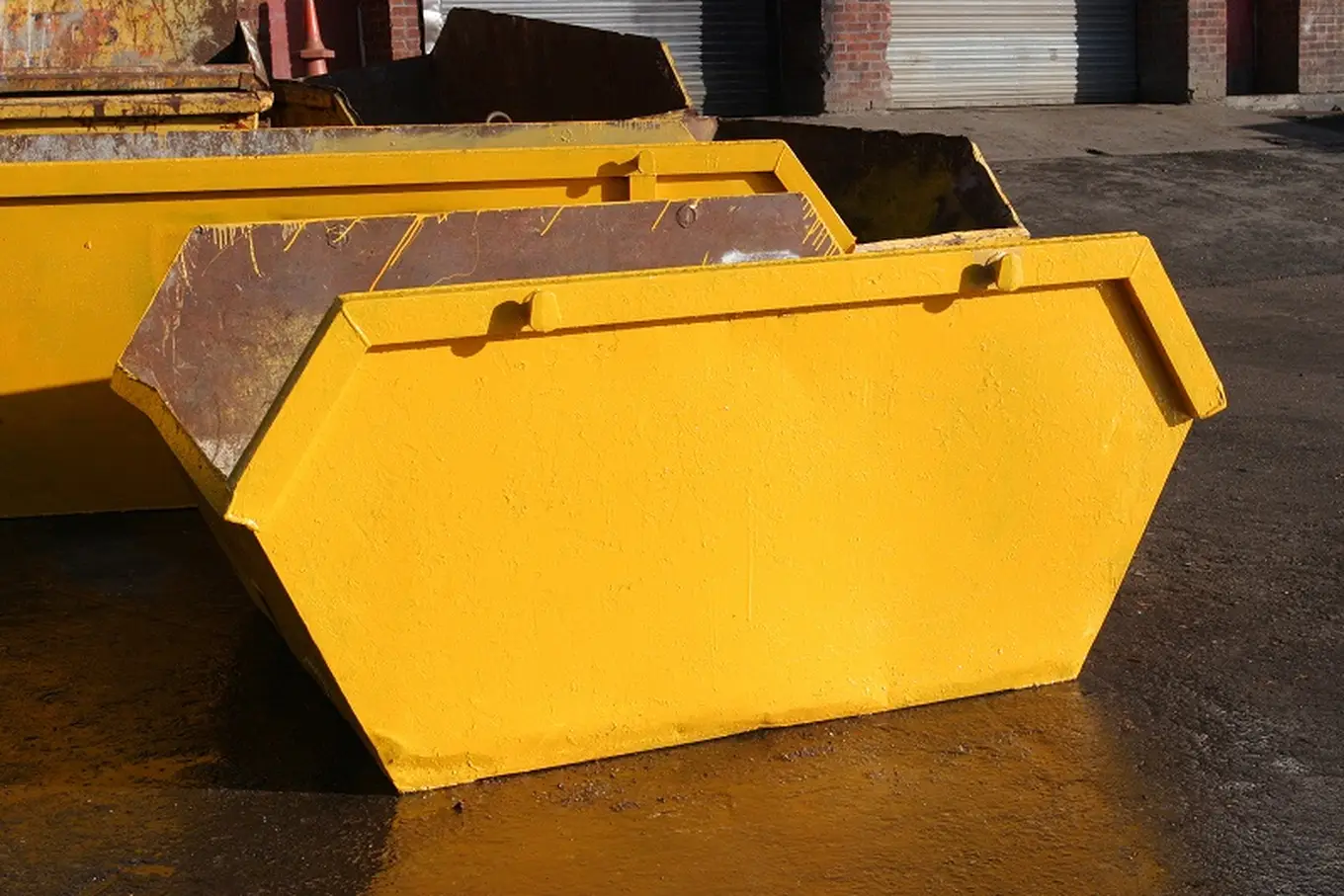 żółte kontenery budowlane